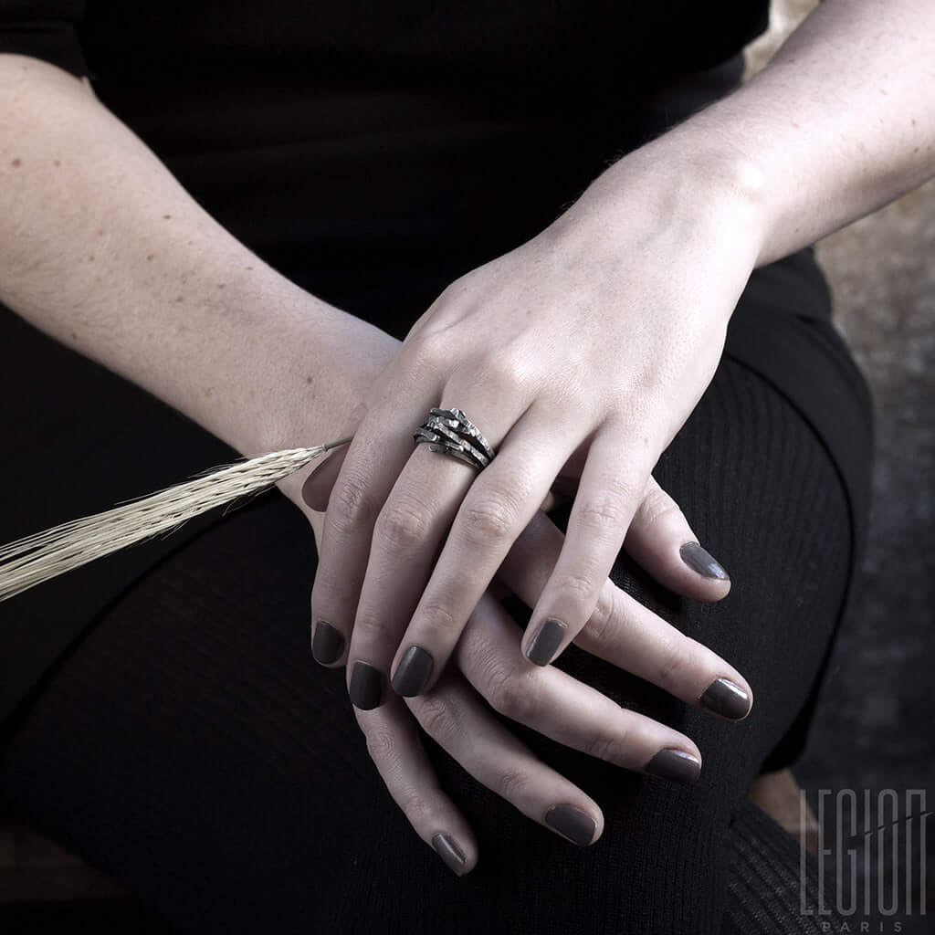 bague massive en argent noir texturée