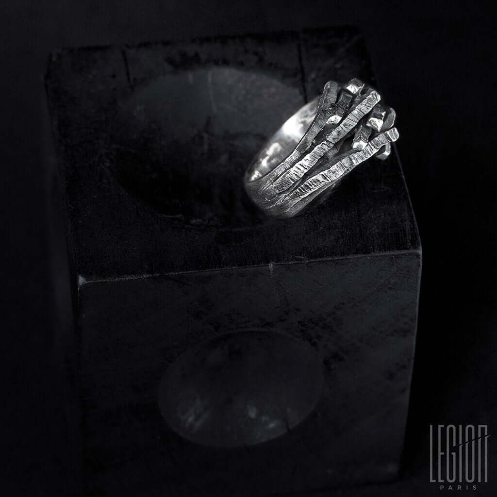 bague massive en argent noir texturée