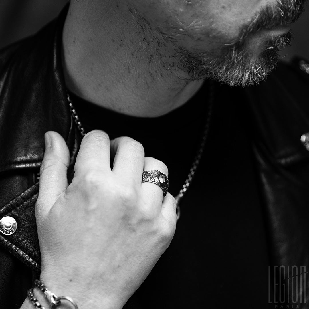 bague massive pour homme en argent noir et or rouge. Design contemporain
