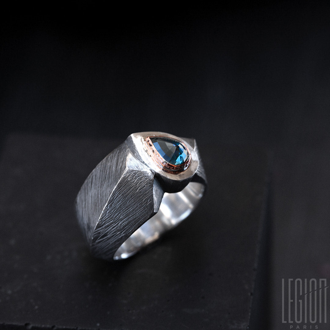 chevalière en argent noir et or rouge et saphir bleu