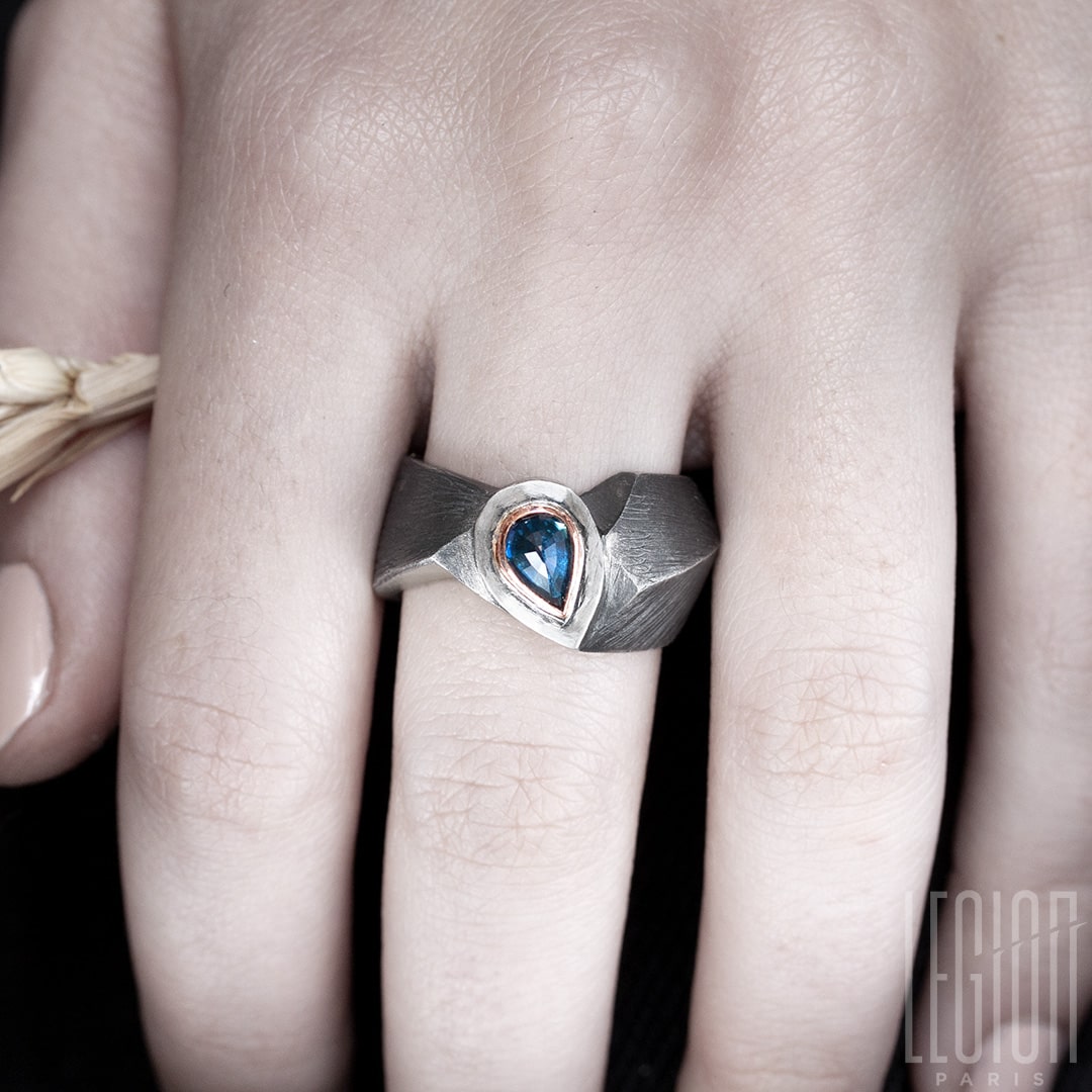 chevalière en argent noir et or rouge et saphir bleu