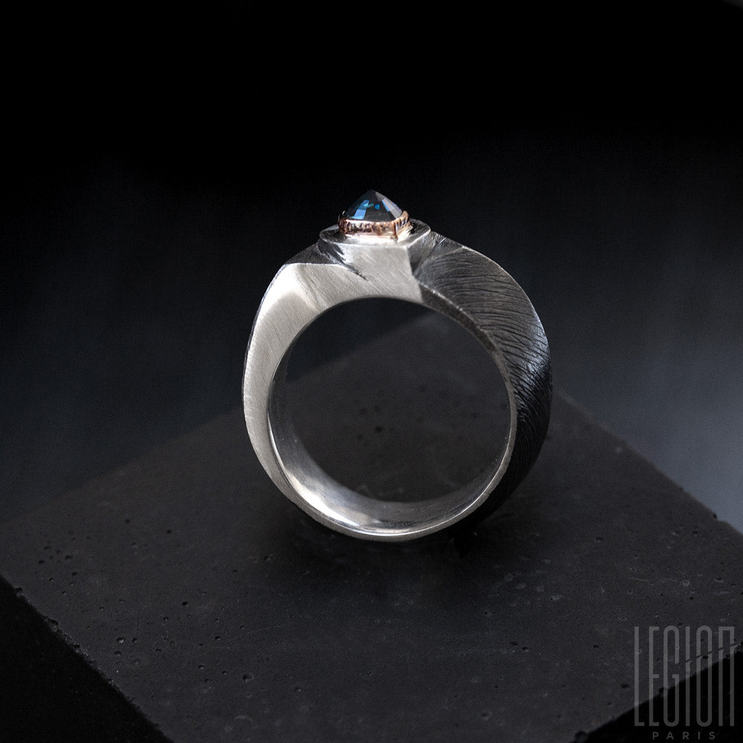 chevalière en argent noir et or rouge et saphir bleu