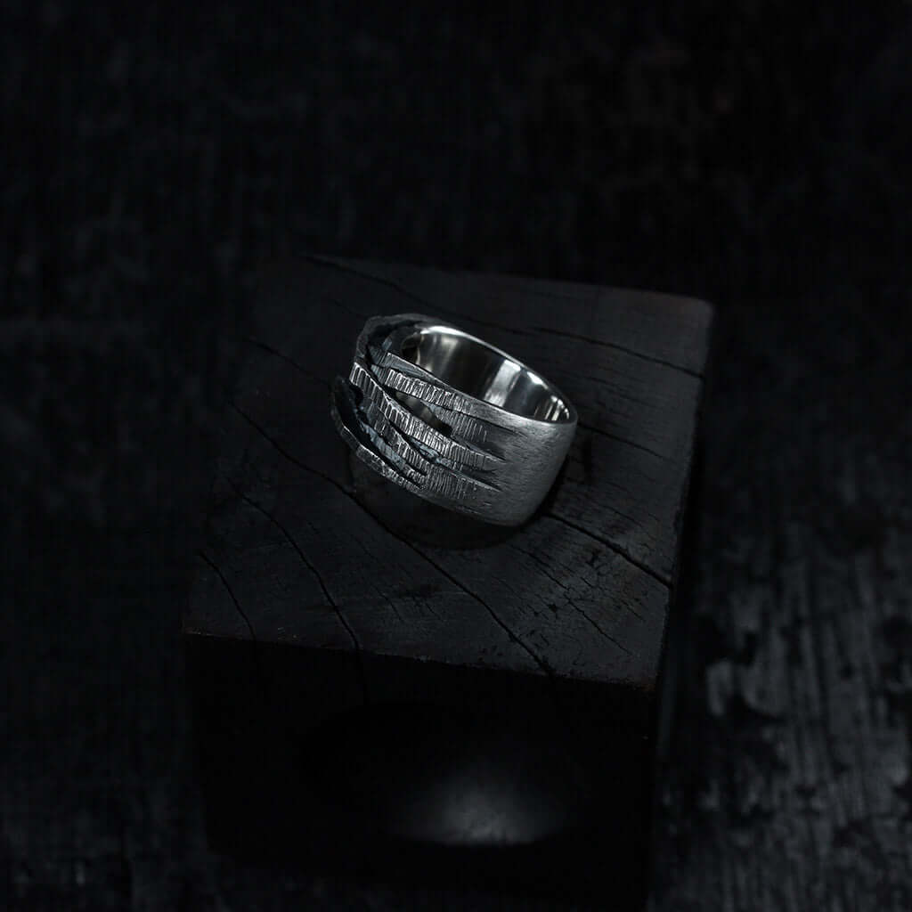 bague massive en argent noir texturée