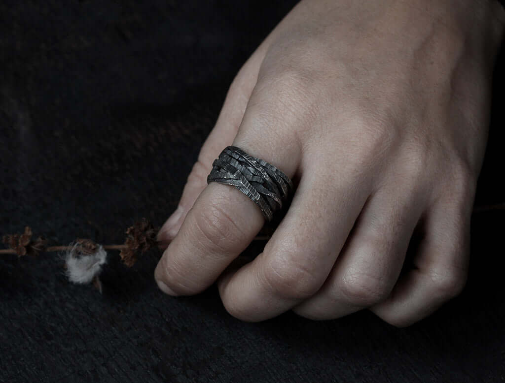 bague massive en argent noir texturée