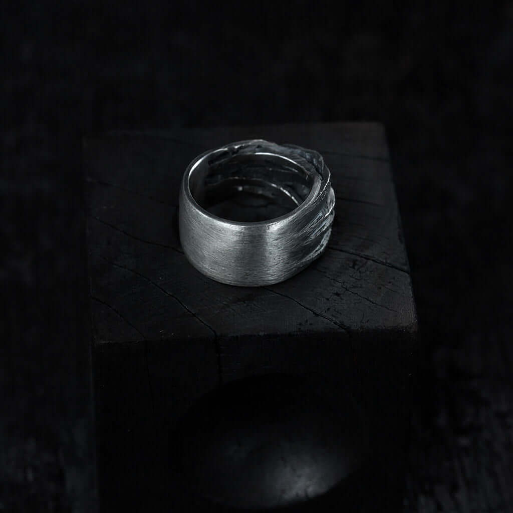 bague massive en argent noir texturée