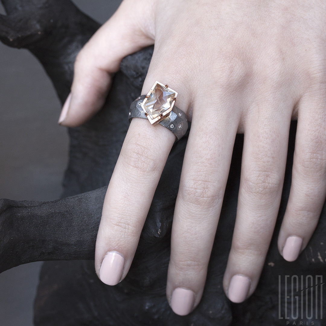 bague pièce unique, en argent noir et or rouge, citrine et diamants blancs. Design ultra contemporain