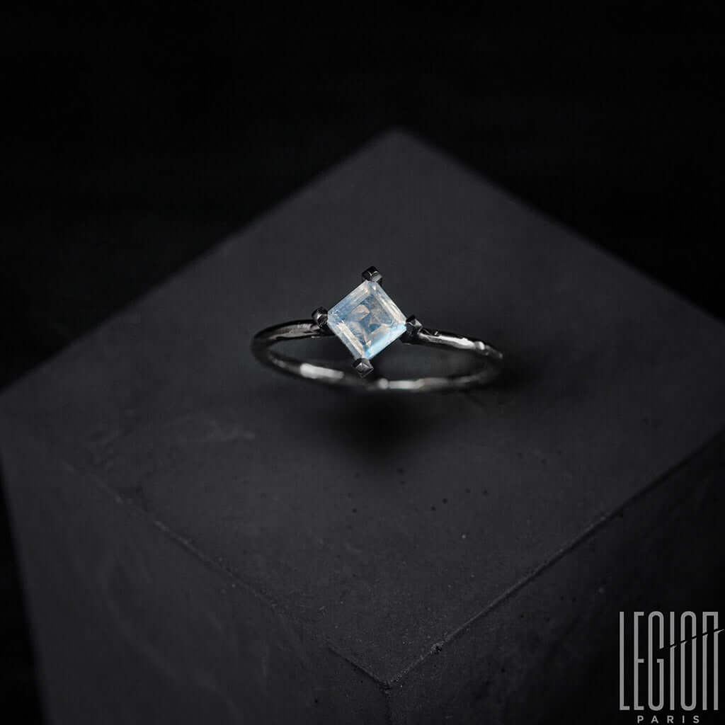bague en or blanc et pierre de lune carrée