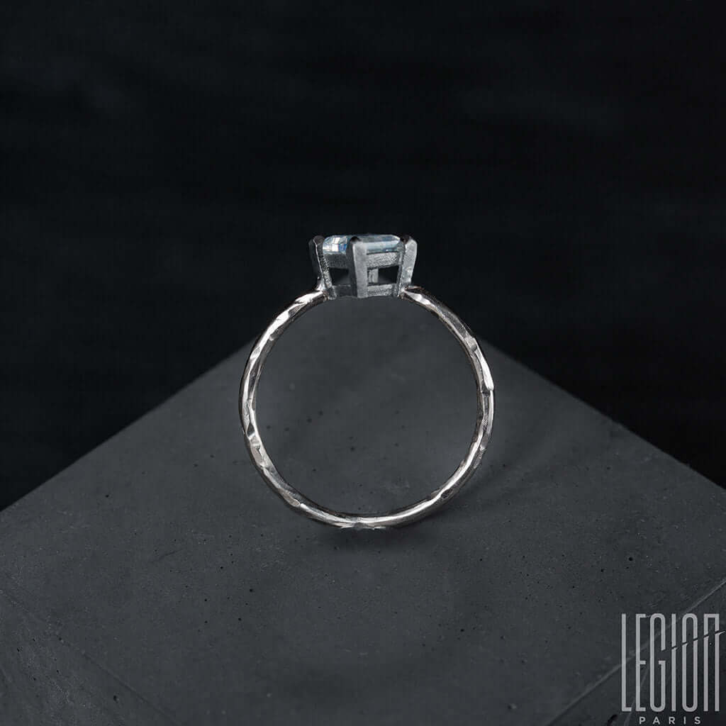vue latérale d'une bague en or blanc et argent noir