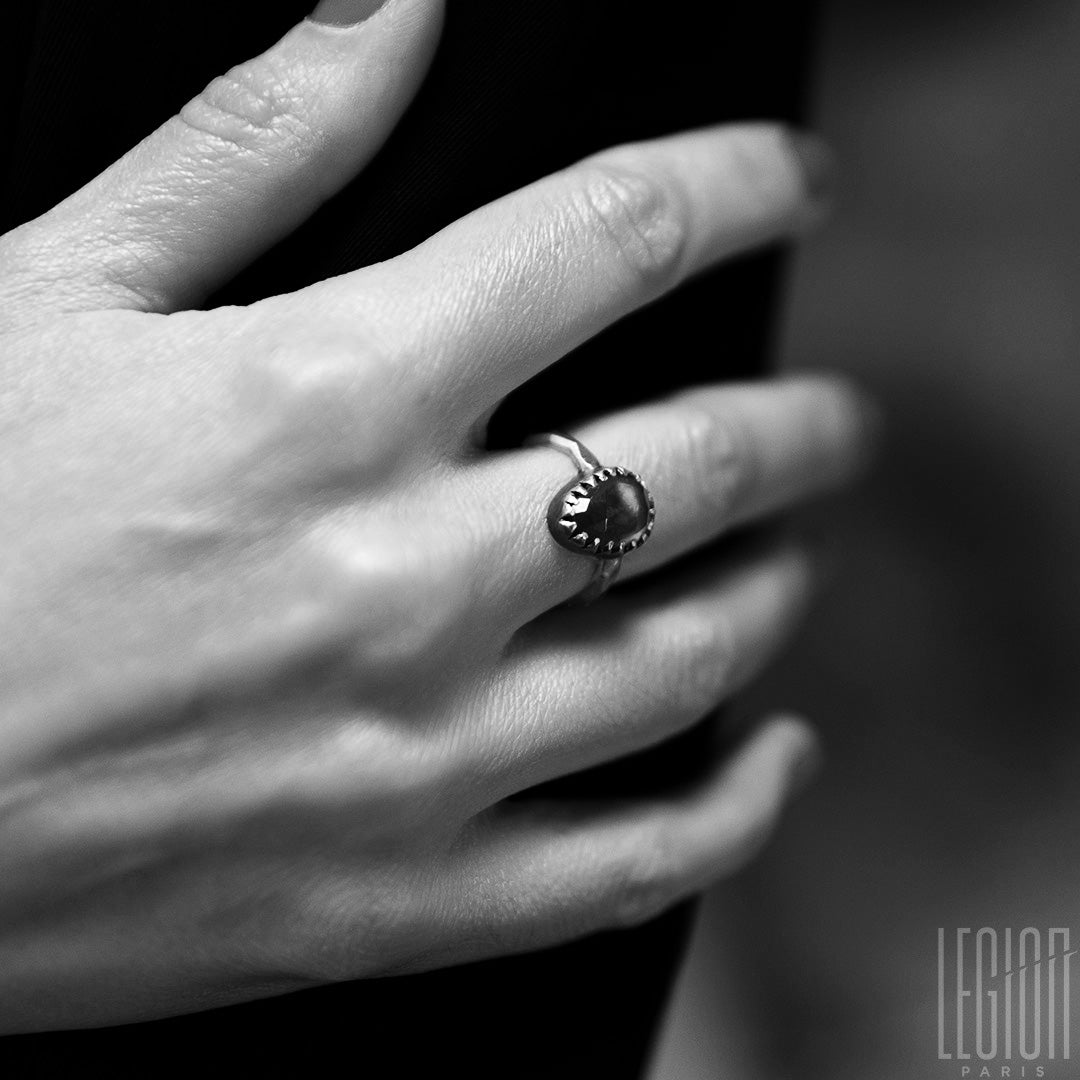 bague sur mesure, pièce unique, au design contemporain, en or rouge et argent noir avec une pierre centrale un grenat
