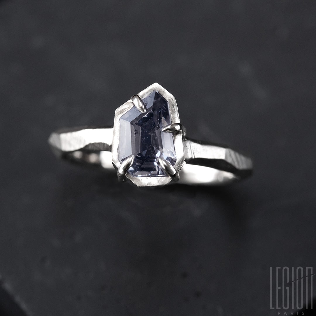 Bague en or blanc et spinelle gris indigo