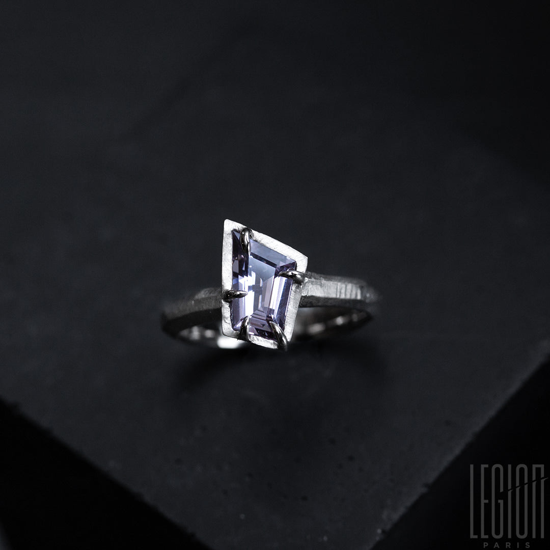 Bague or blanc et spinelle gris mauve