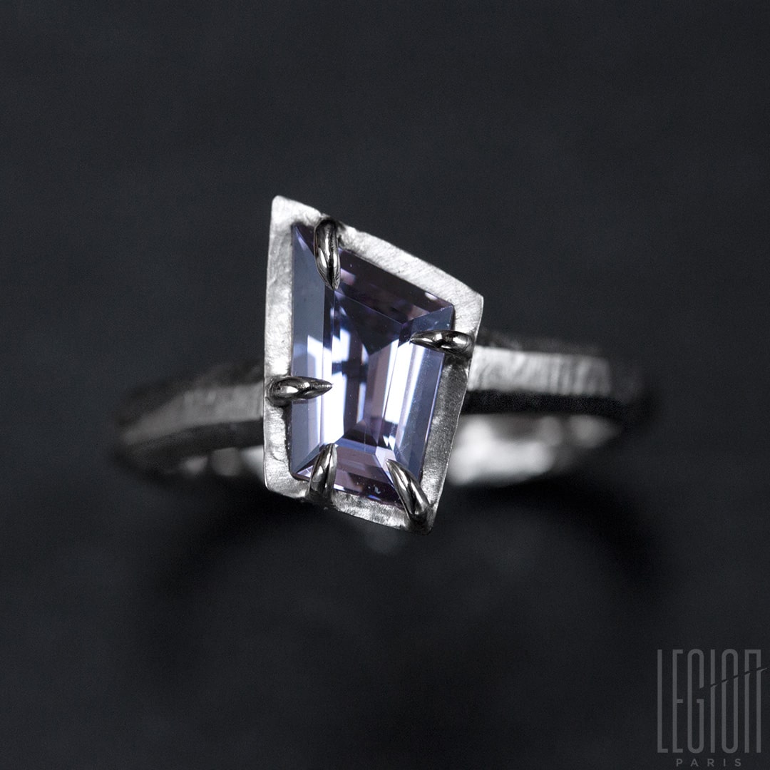 Bague or blanc et spinelle gris mauve
