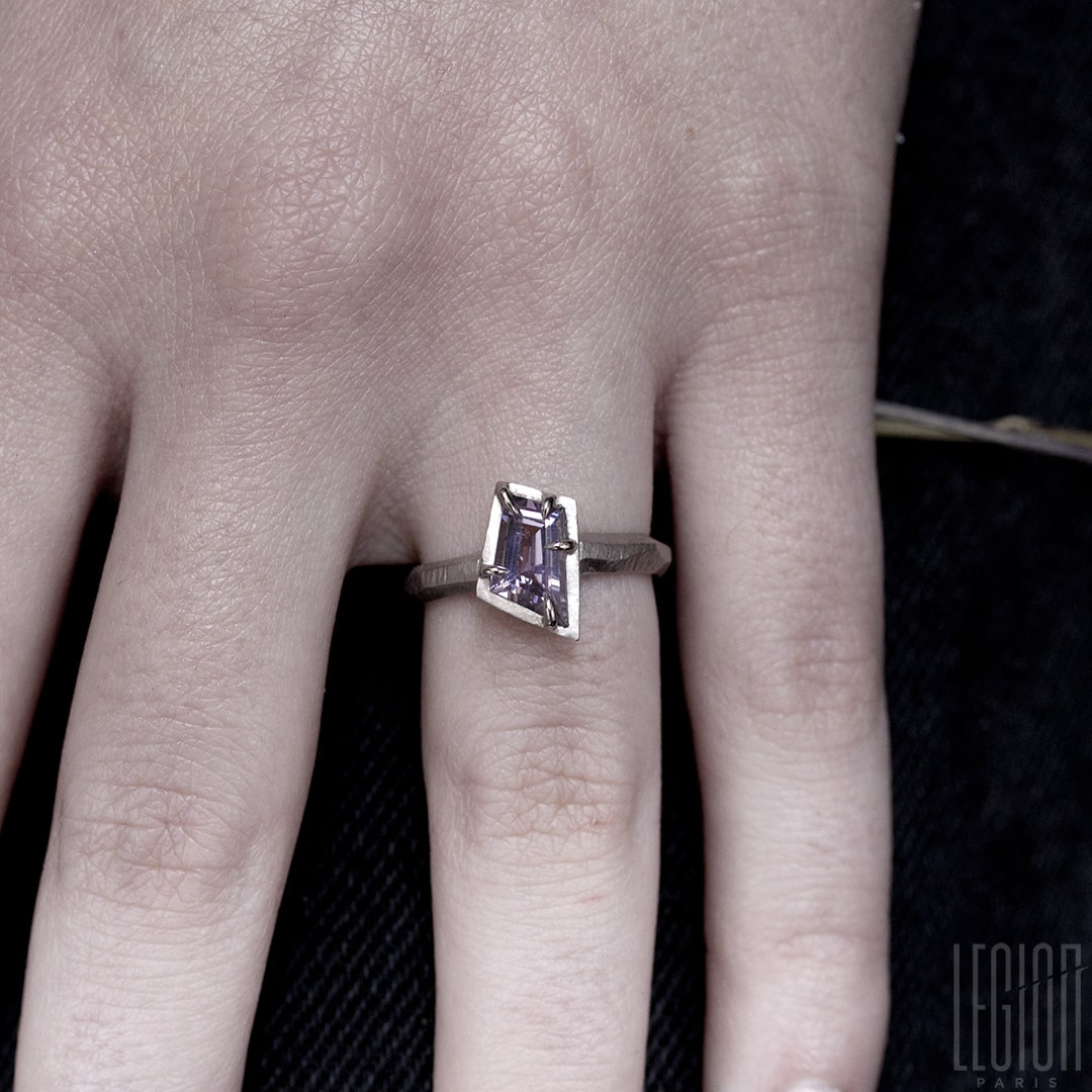 Bague or blanc et spinelle gris mauve