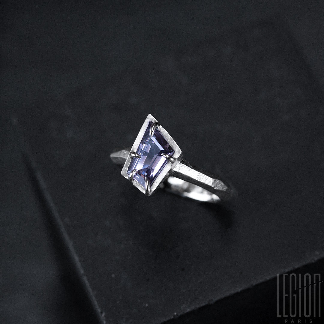 Bague or blanc et spinelle gris mauve
