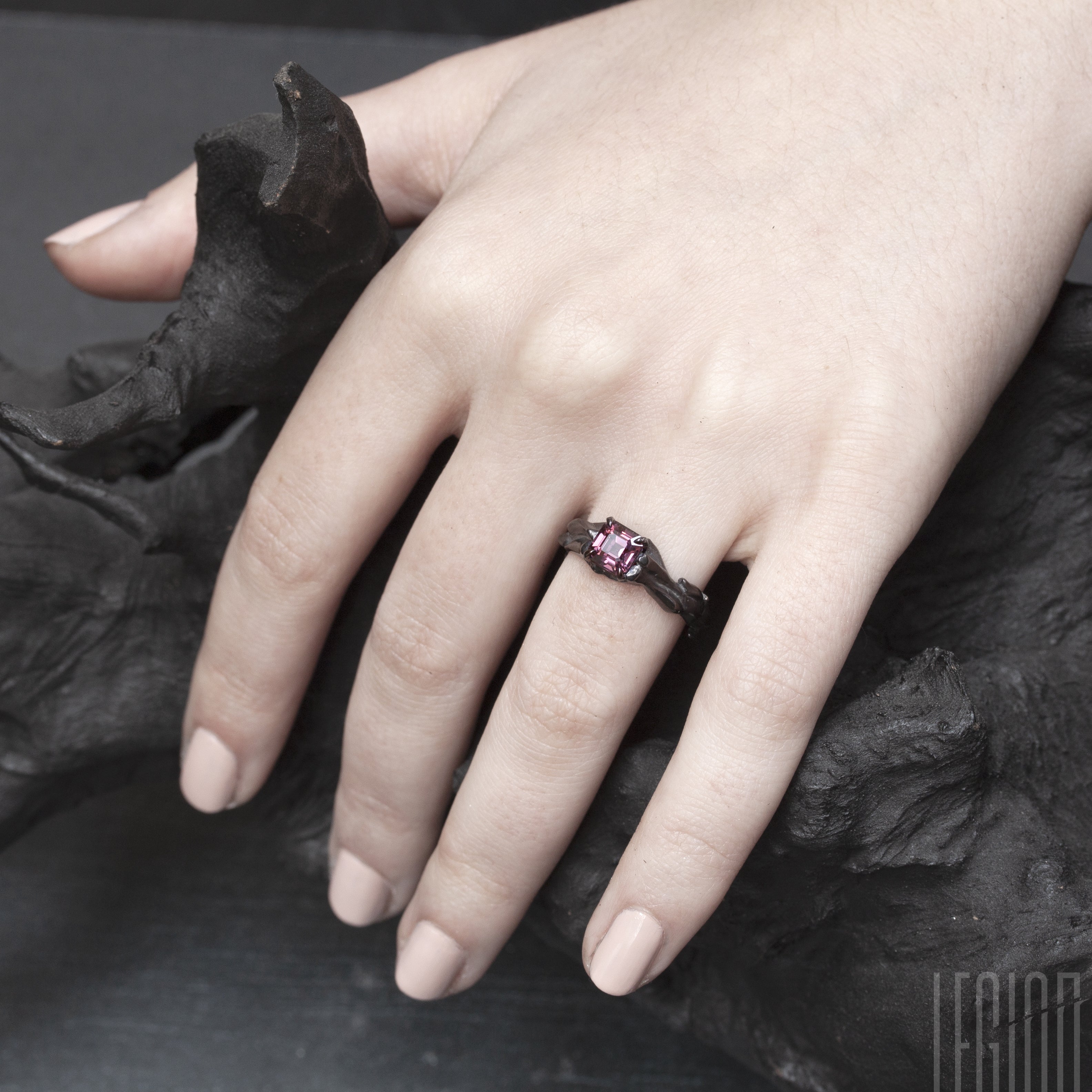 bague de fiançailles en or noir, pièce unique sur mesure, design contemporain, spinelle carré violine