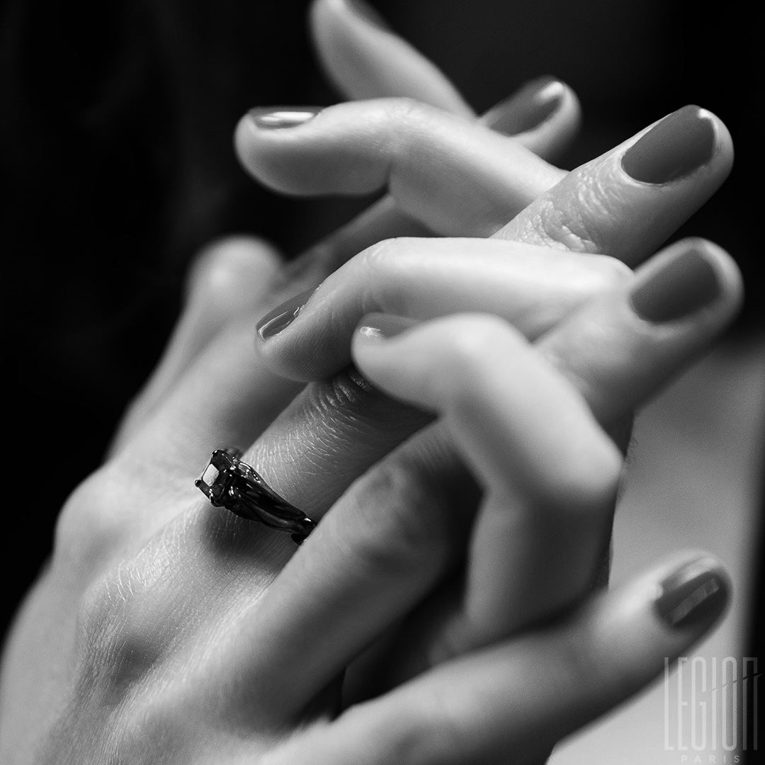 bague de fiançailles en or noir, pièce unique sur mesure, design contemporain, spinelle carré violine