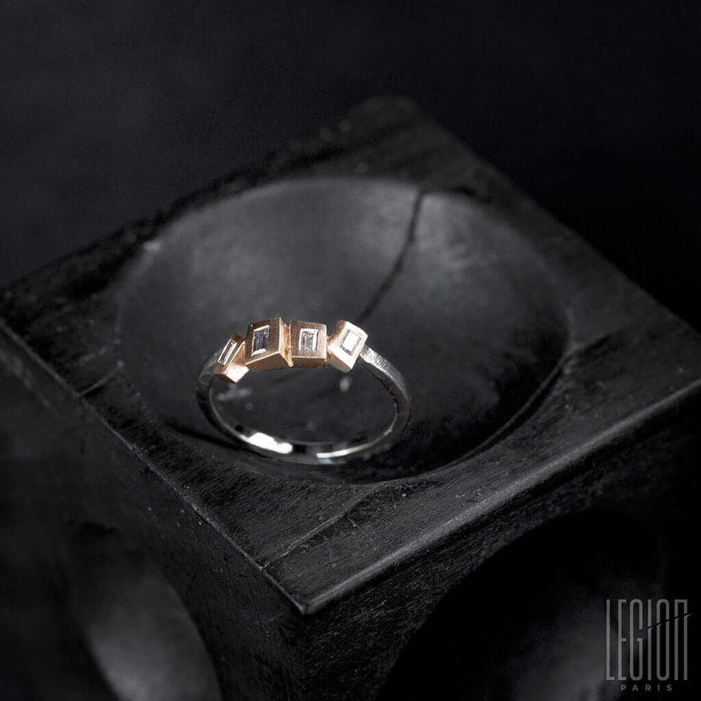bague en or blanc et or rouge avec des diamants baguette
