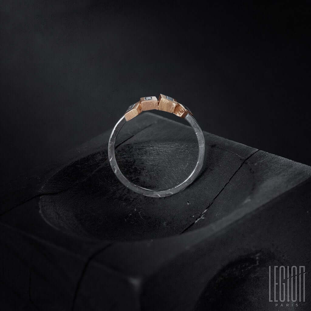 vue latérale d'une bague en or rouge et blanc
