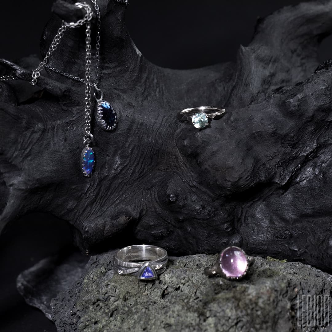ensemble de bijoux en argent noir et or blanc avec différentes pierres de de différentes couleurs 