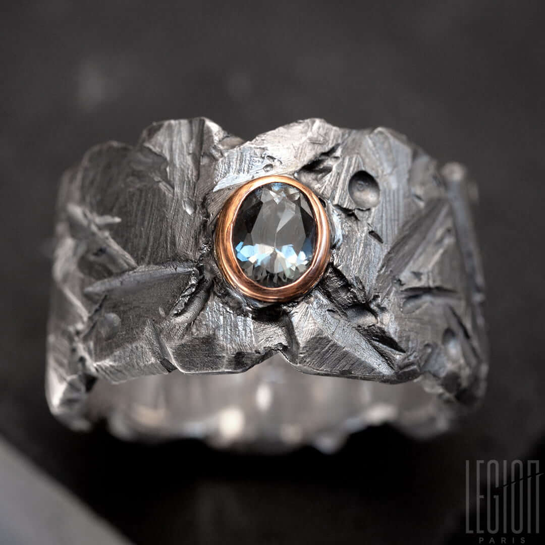 bague très large en argent noir texturé avec une pierre ovale, un spinelle gris vert, serti en clos en or rouge. 