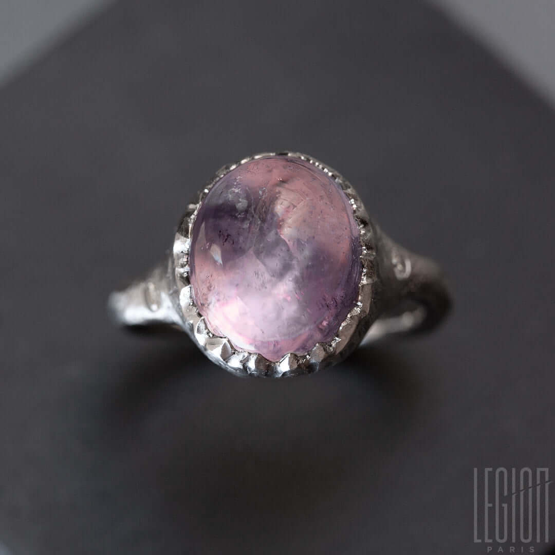Bague chevalière en or blanc texturé avec un gros cabochon de tourmaline rose serti avec des petites griffes qui ressemblent à une coquille d'oeuf