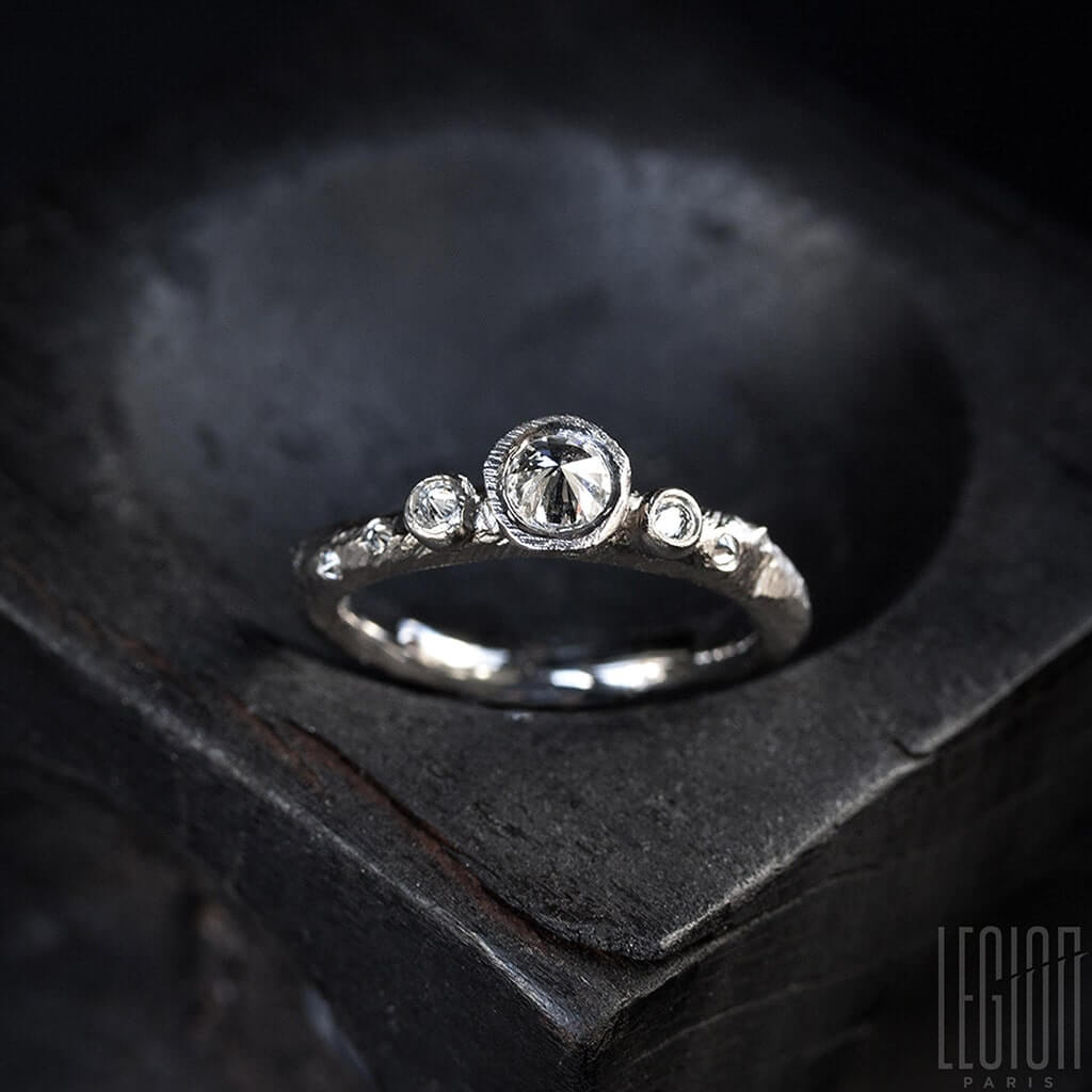 bague or blanc diamants sertis à l'envers 1 Legion Paris