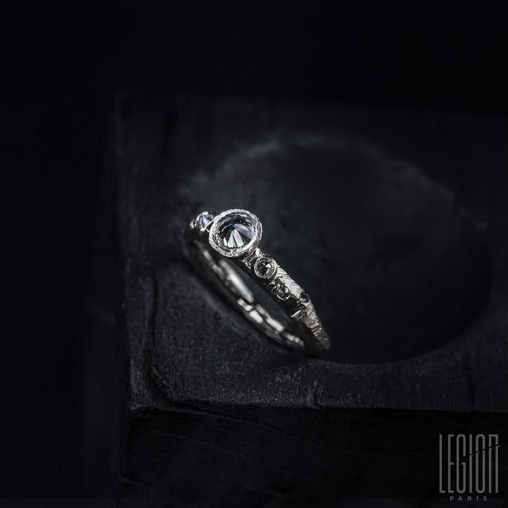 bague or blanc diamants sertis à l'envers 1 Legion Paris