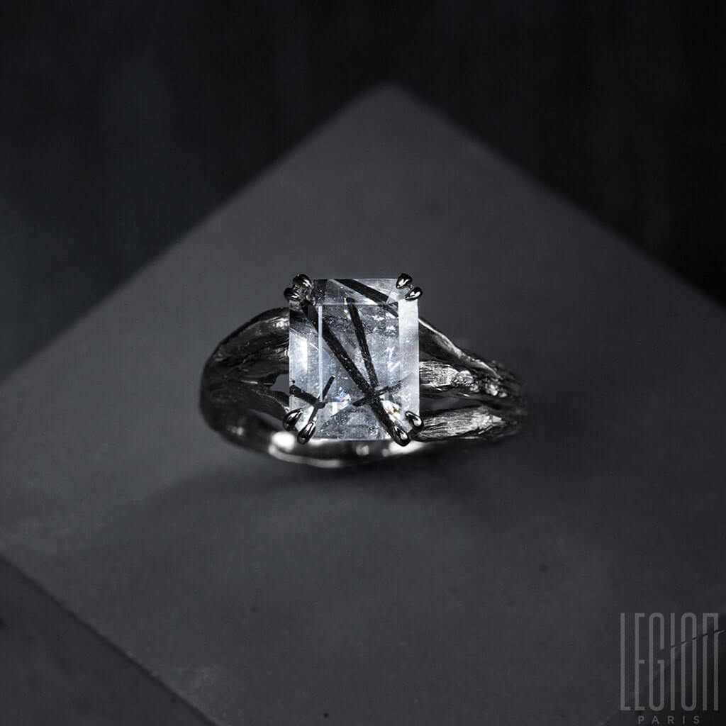 bague de fiançailles en or blanc 750 et quartz rutile, avec un corps de bague texturé
