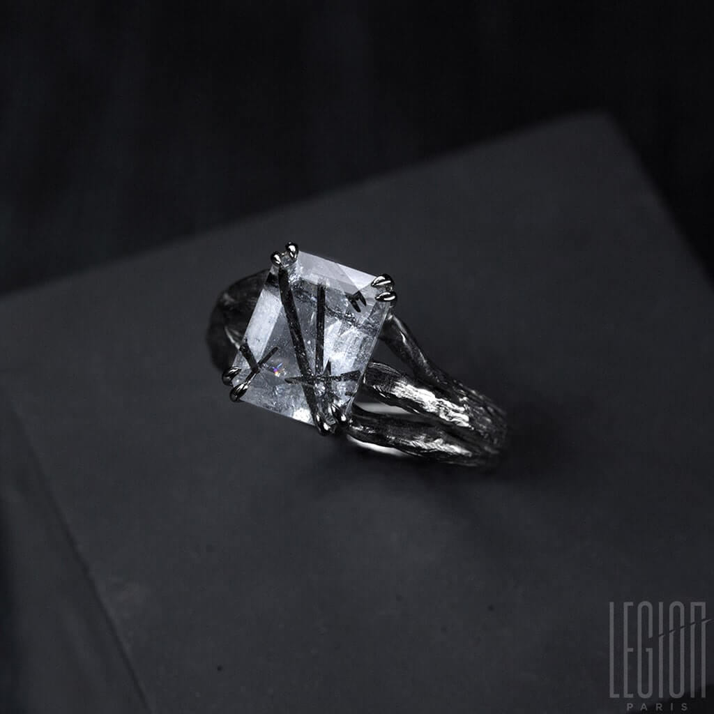 Bague de fiançailles Legion paris en or blanc 750 avec une pierre centrale quartz avec des inclusions de tourmaline