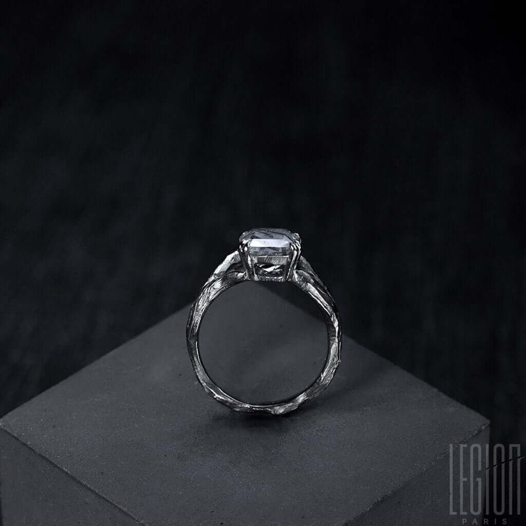 vue de côté d'une bague de fiançailles Legion Paris avec un corps de bague en or blanc 750 texturé. 