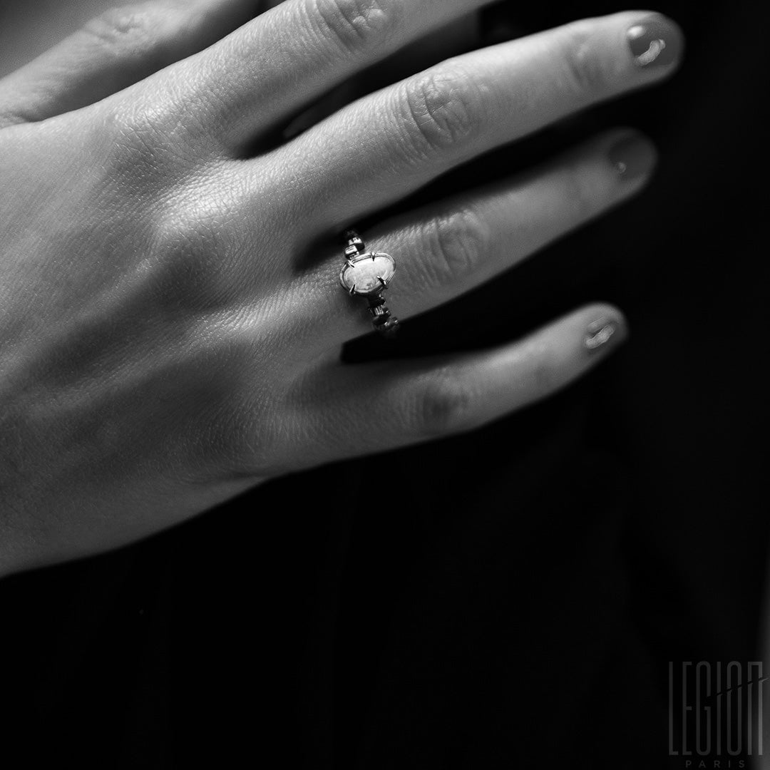 Bague exceptionnelle, pièce unique sur mesure, en or rouge vieilli avec une opale blanche d'Australie. Design contemporain.