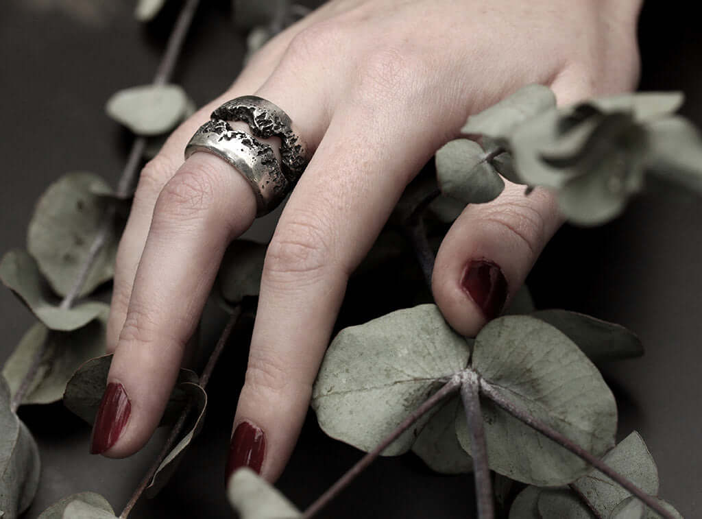 bague massive en argent noir texturée