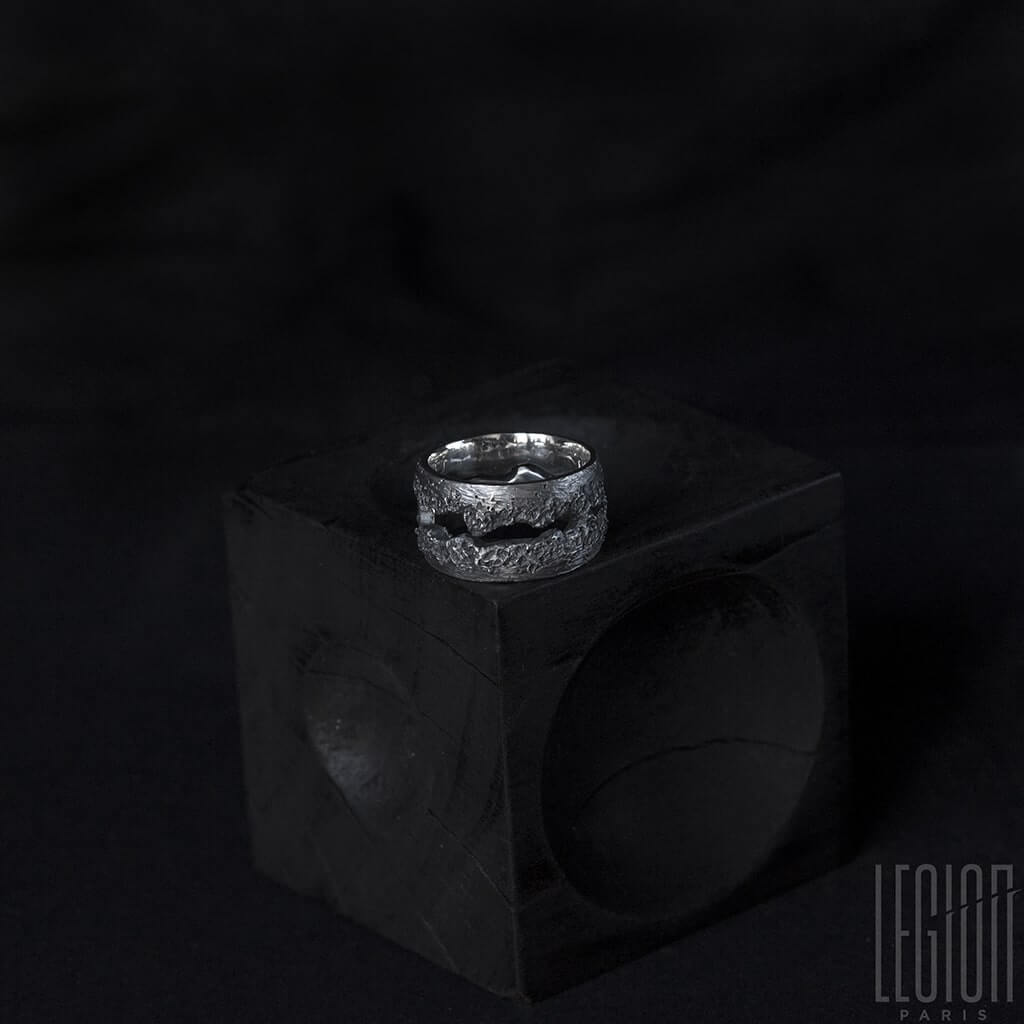 BAGUE EN ARGENT NOIR TEXTUREE
