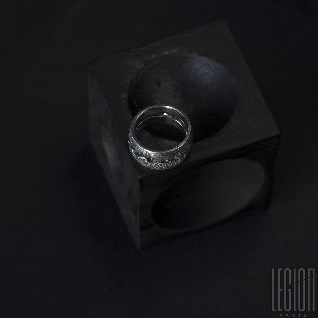 BAGUE EN ARGENT NOIR TEXTUREE