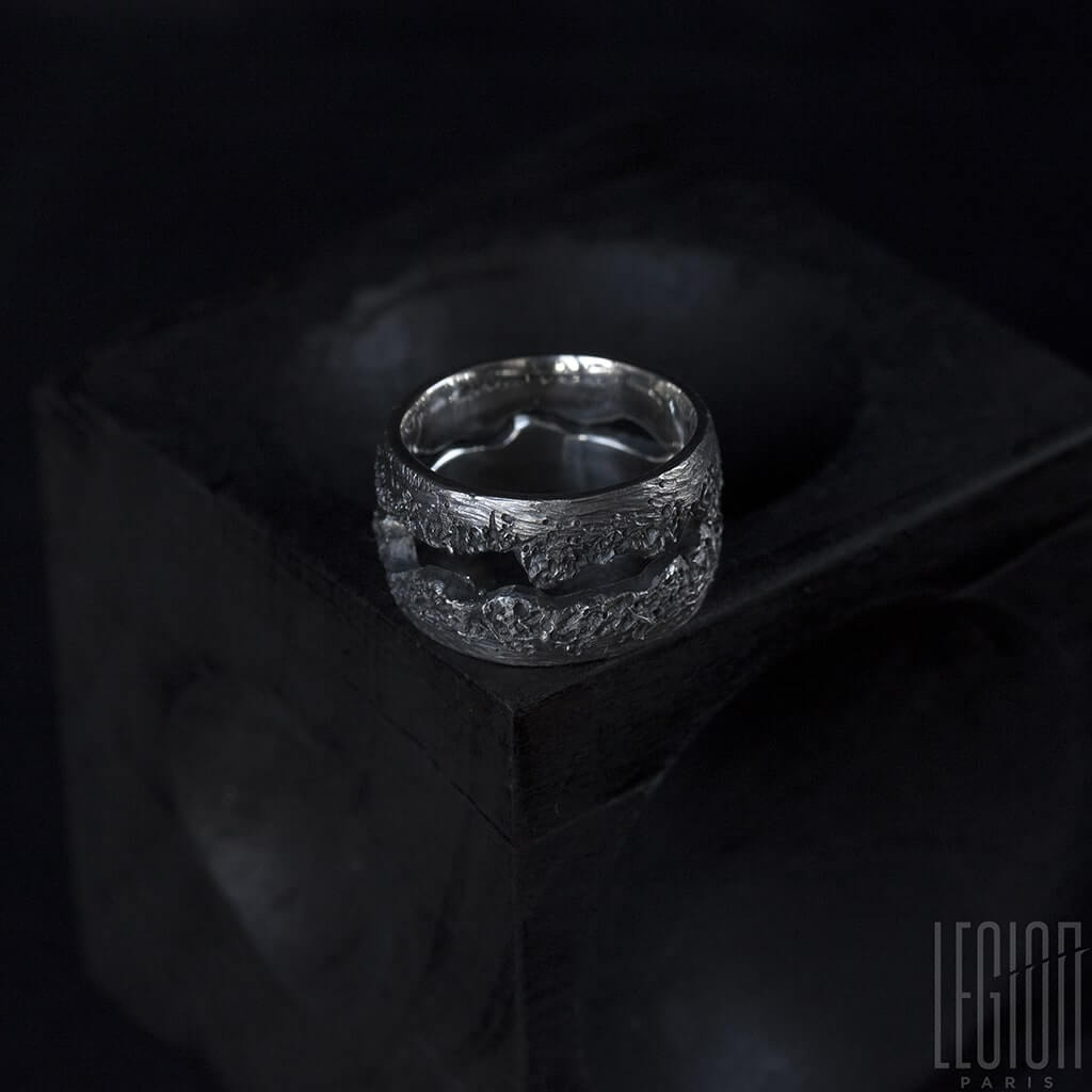 BAGUE EN ARGENT NOIR TEXTUREE