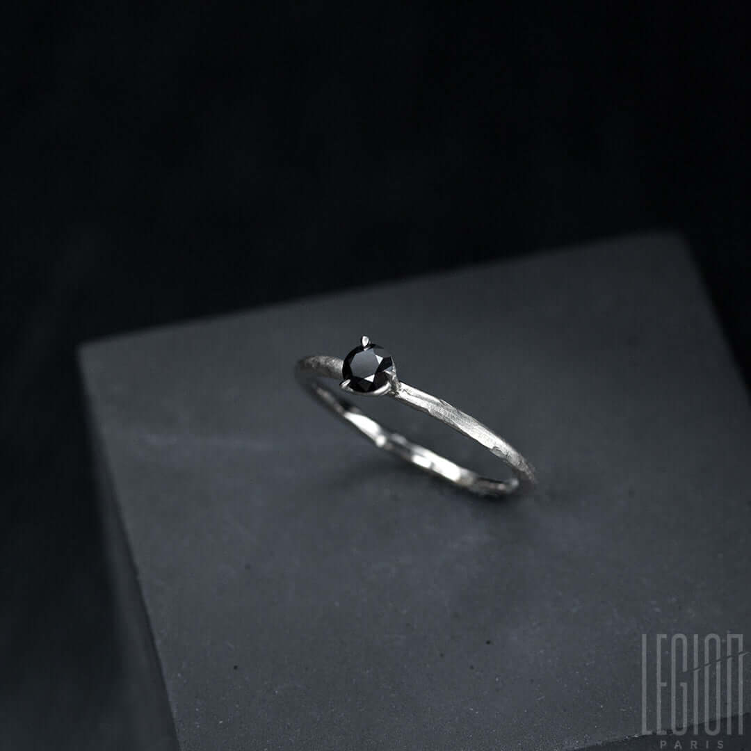 diamant noir sur corps de bague martelé en or blanc