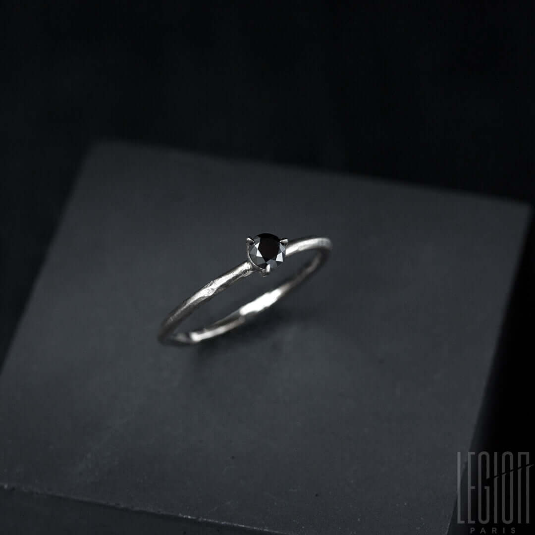 bague solitaire en or blanc et diamant noir