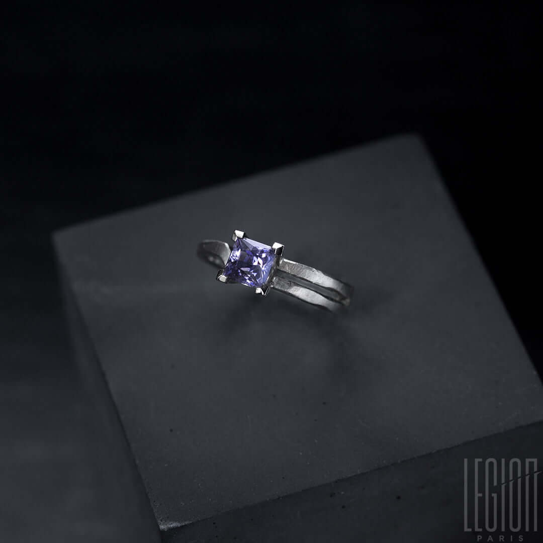 bague Legion Paris en or blanc 750 sertie d'un spinelle mauve taille Princesse