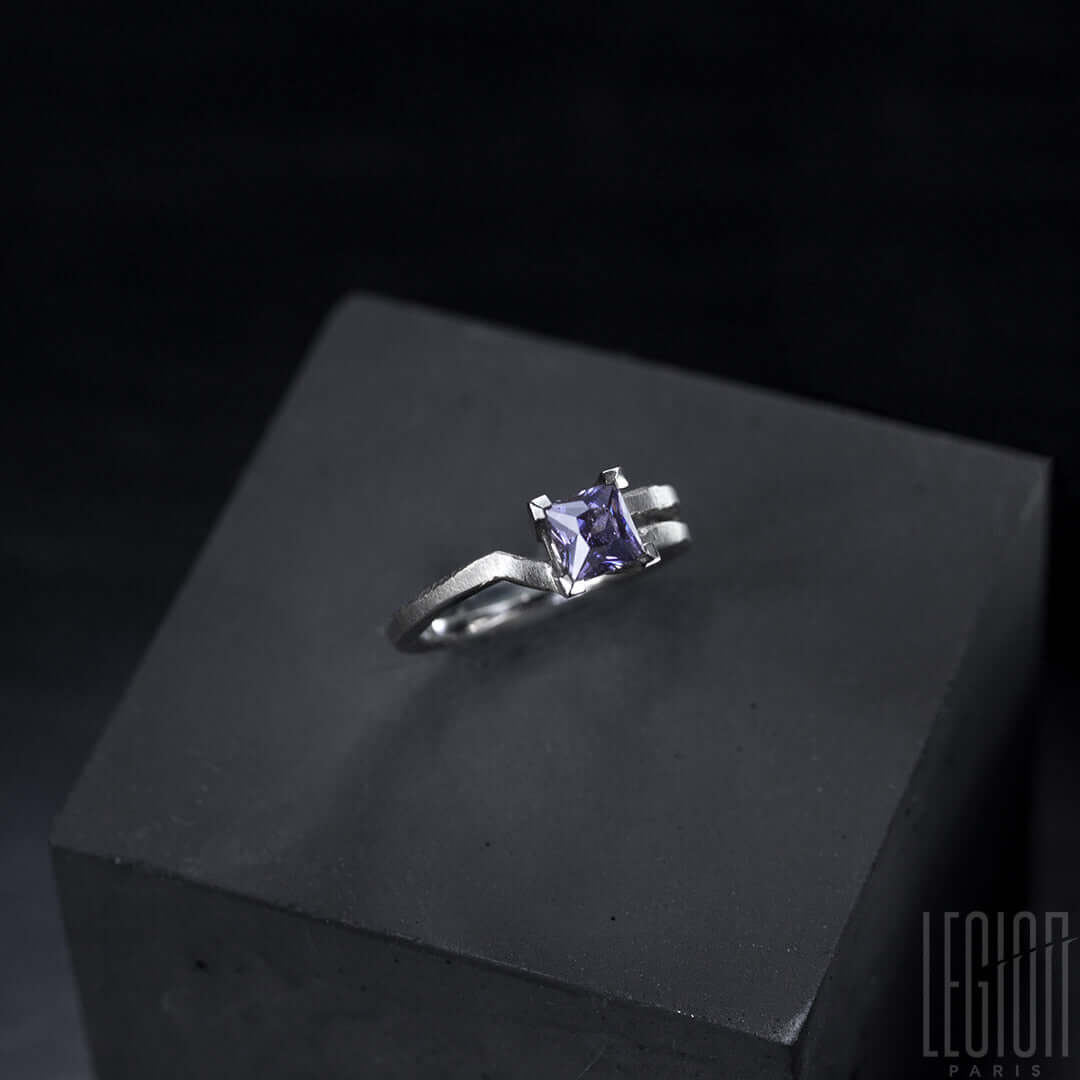 bague contemporaine Legion Paris en or blanc 750 sertie d'un spinelle mauve carré