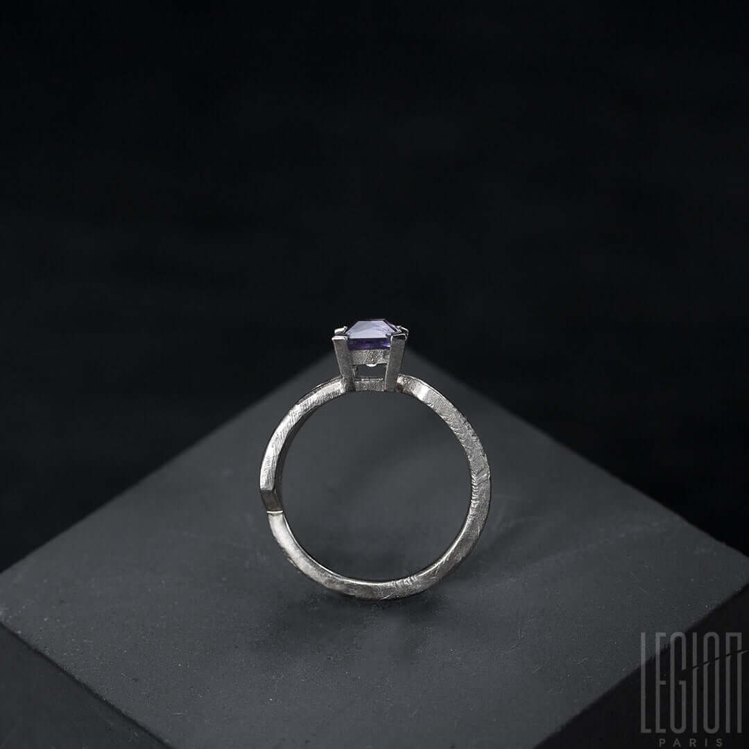 vue de côté d'une bague contemporaine Legion Paris en or blanc 750 sertie d'un spinelle mauve carré