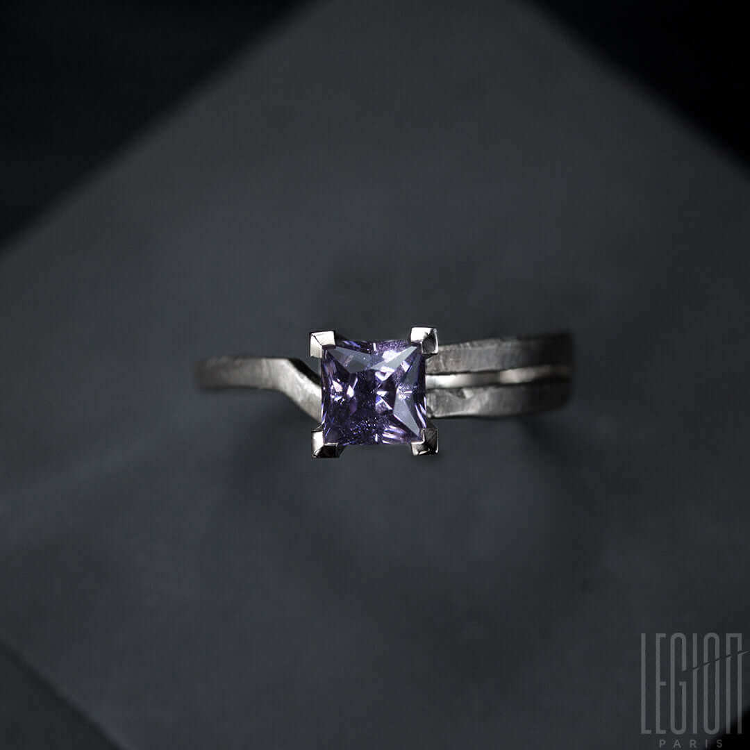 gros plan sur un spinelle mauve taille carré sur une bague contemporaine Legion Paris en or blanc 750