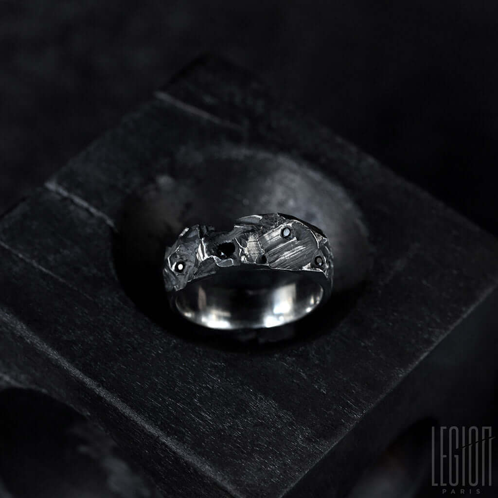 bague texture roche argent diamants noirs 1 Legion paris