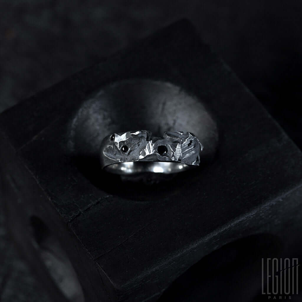 bague texture roche argent diamants noirs 1 Legion paris