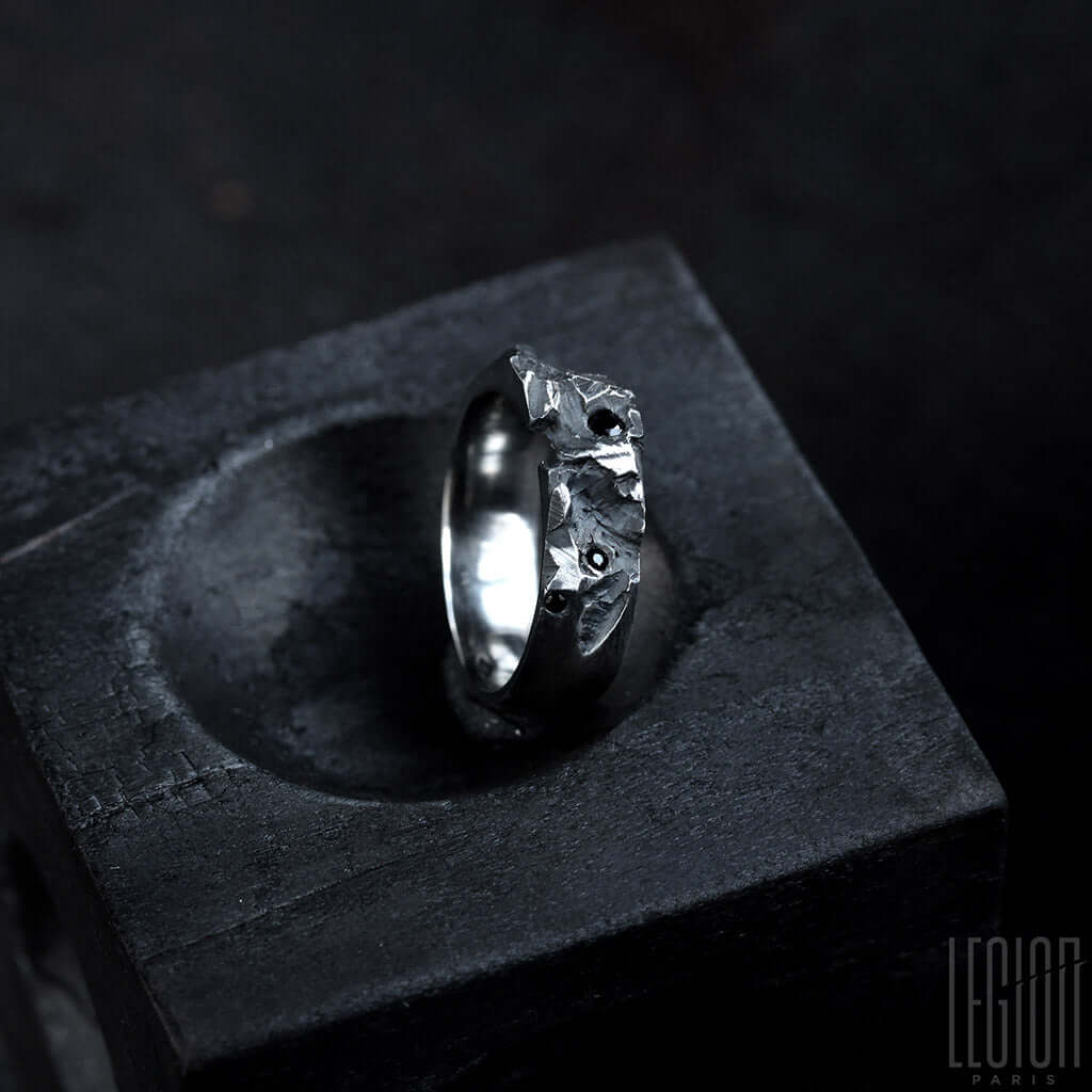 bague texture roche argent diamants noirs 1 Legion paris