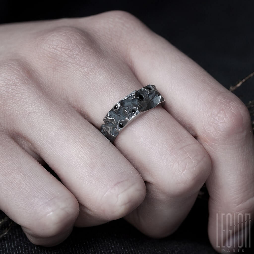 bague texture roche argent diamants noirs 1 Legion paris