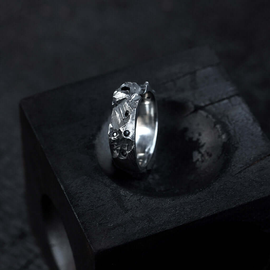 bague texture roche argent diamants noirs 1 Legion paris