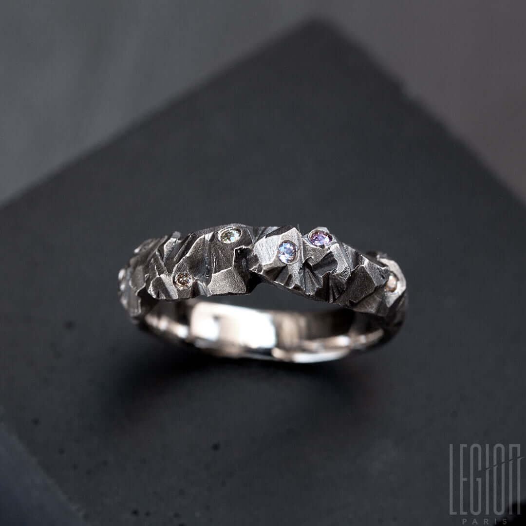 anneau de bague en or blanc texturé avec des saphirs bleu ciel, mauve leger, gris clair