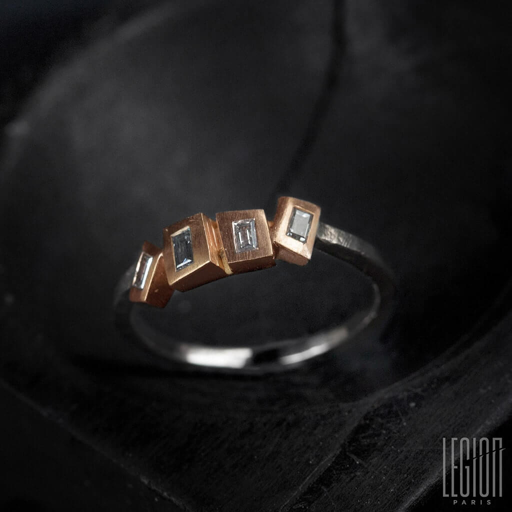 gros plan sur une bague LEGION PARIS en or rouge et or blanc avec des diamants 
