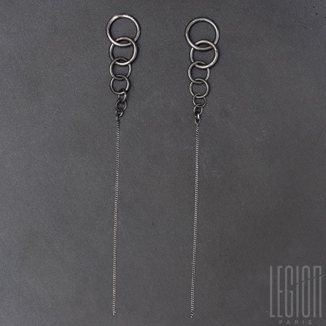 paire de boucles d'oreilles en argent noir, chute d'anneaux se terminant sur une chaine gourmette longue et légère.