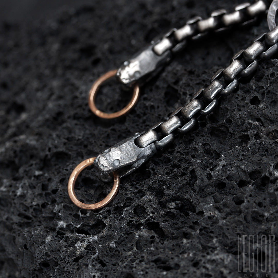 boucles d'oreilles en argent noir et or rouge représentant un corps de serpent